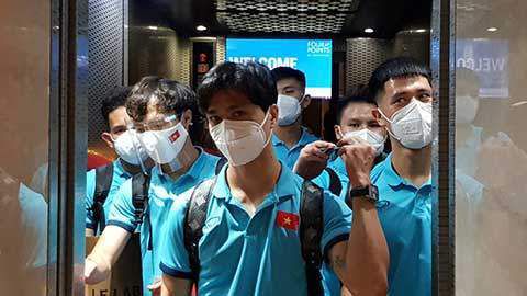 变态男把女内裤扒开让男人看
