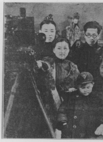 一女被三男c到高潮